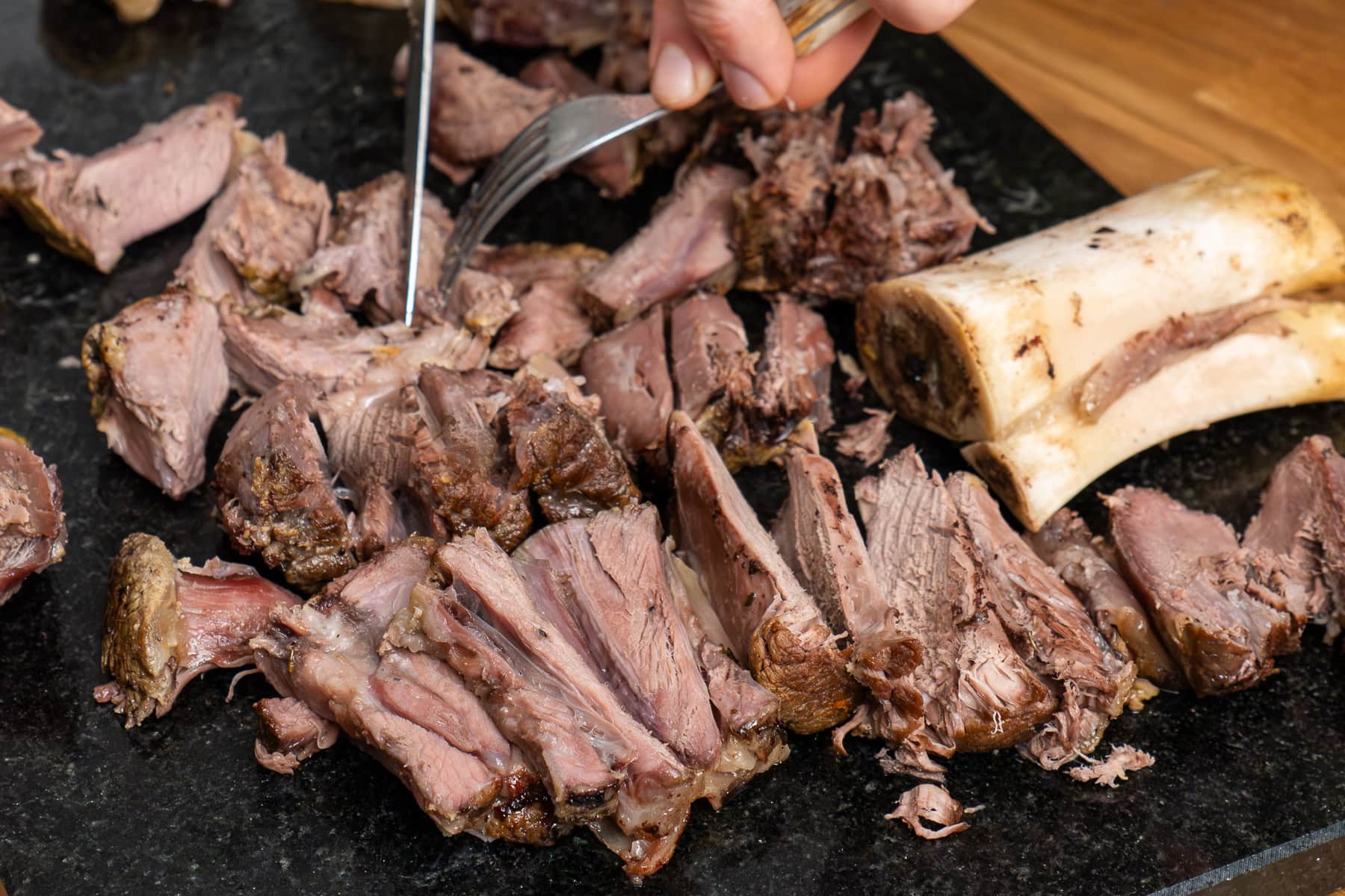 Slicing the beef shin into small slices away from the beef shin bone