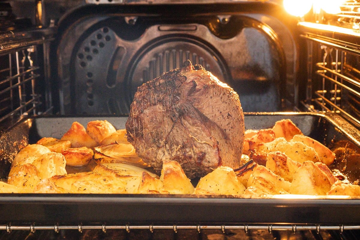 Cooking roast beef and potatoes on same tray at the same time